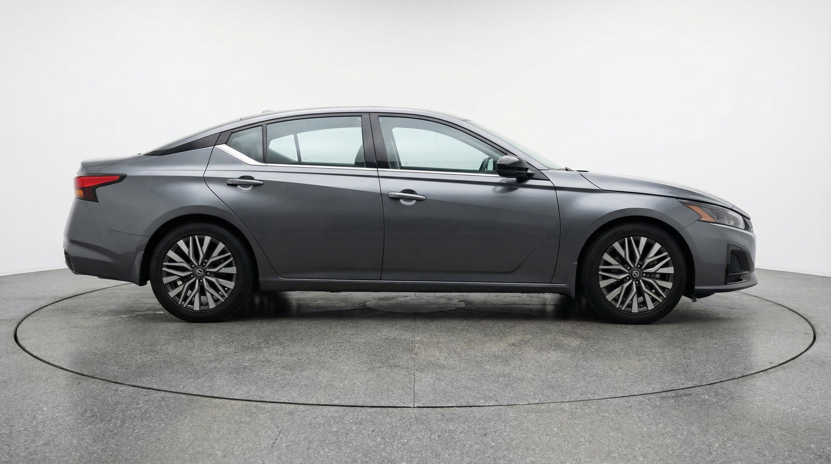 Used 2025 Nissan Altima 2.5 SV FWD image 11