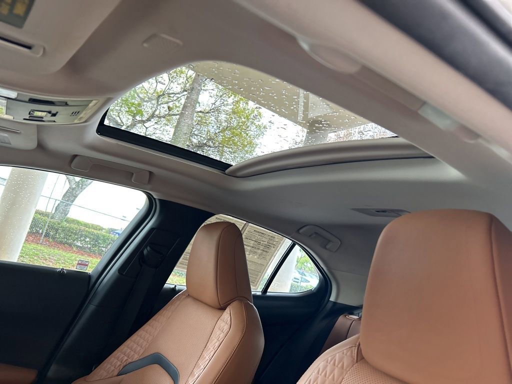 Used 2020 Lexus UX 200 w/ Premium Package image 16