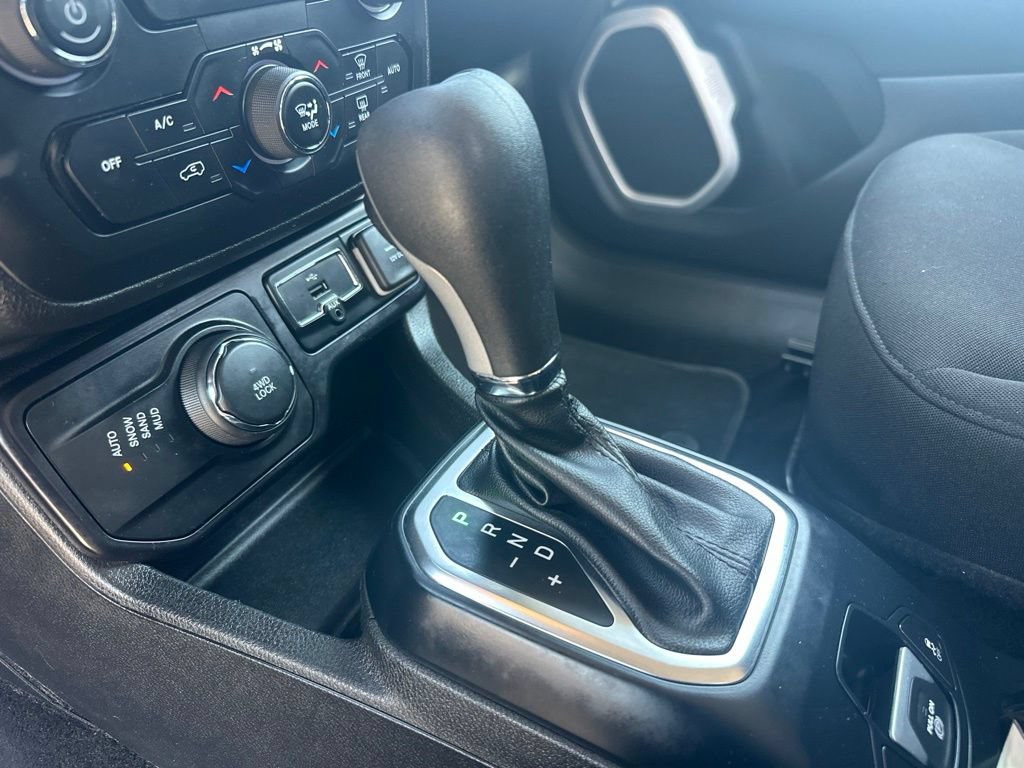 Used 2018 Jeep Renegade Latitude AWD/4WD image 28