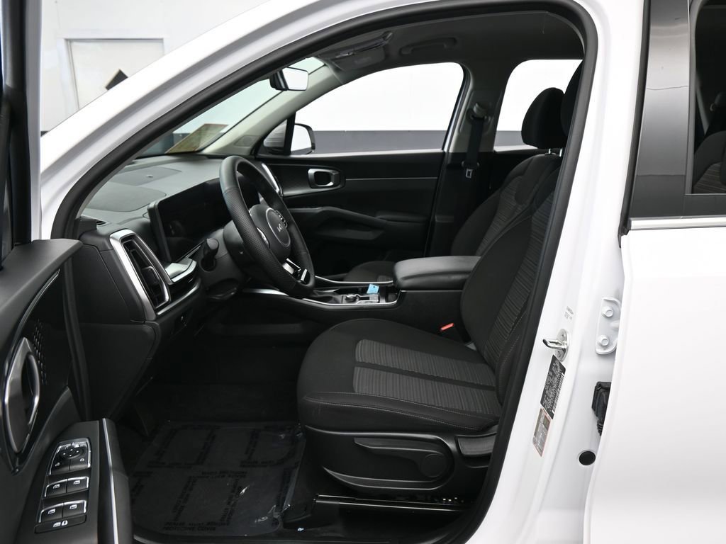 Used 2025 Kia Sorento LX image 11
