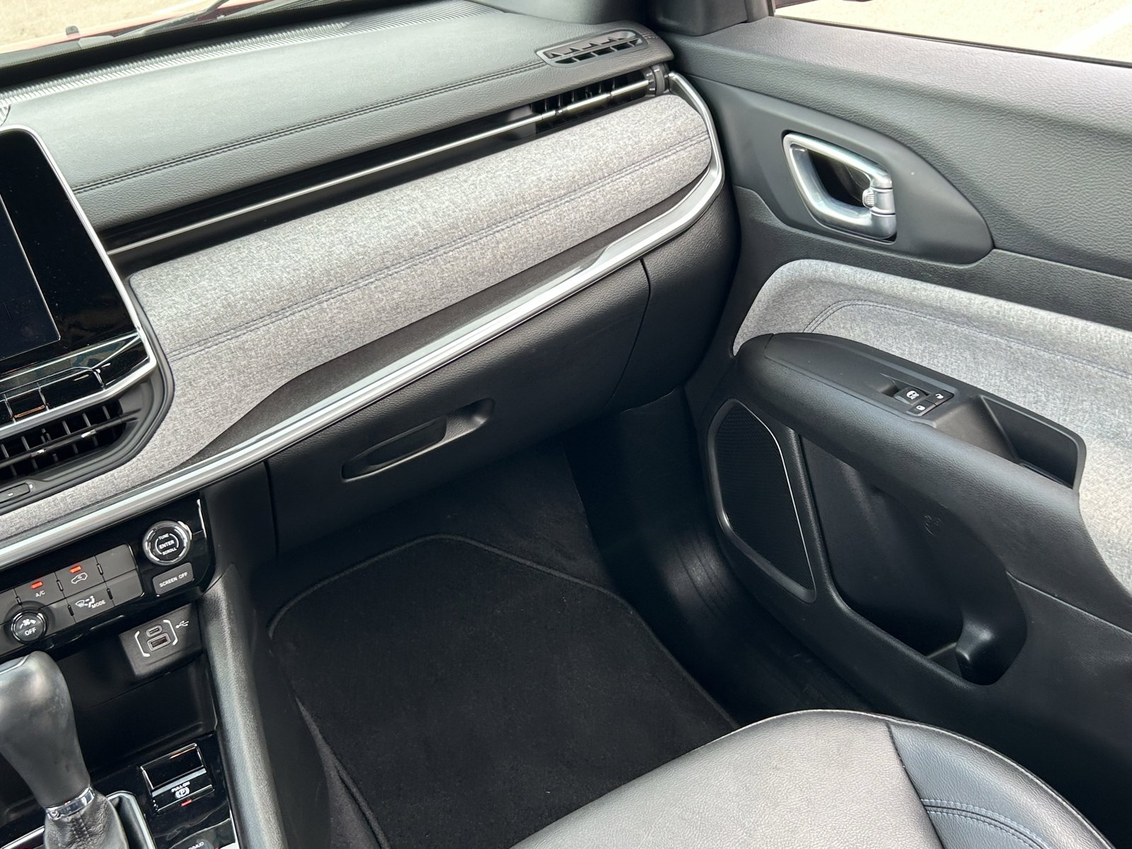 Used 2025 Jeep Compass Latitude AWD/4WD image 18