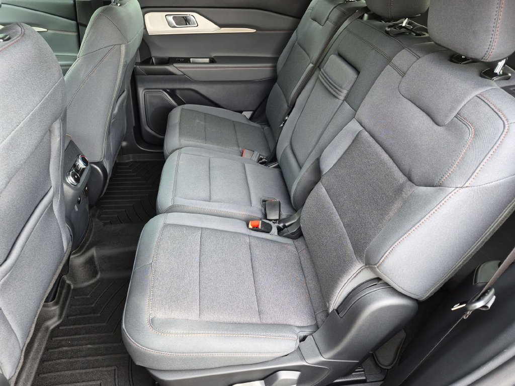 Used 2025 Ford Explorer Active AWD/4WD image 20