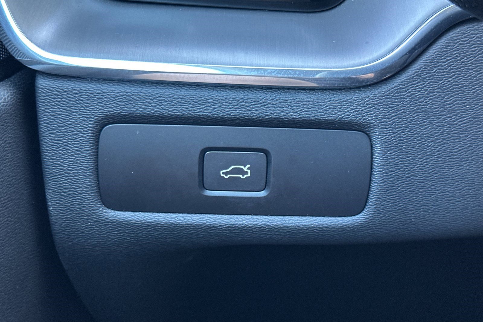 Used 2025 Volvo XC60 B5 Core image 37