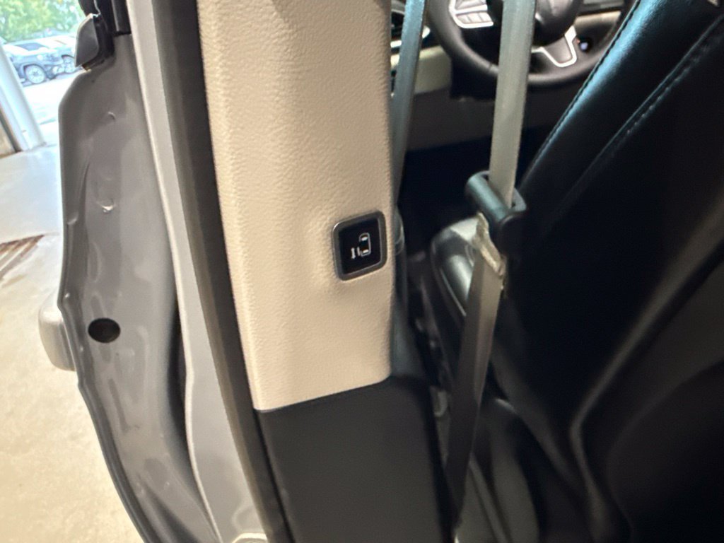 Used 2024 Chrysler Pacifica Touring-L w/ Uconnect Theater Family Group FWD image 25