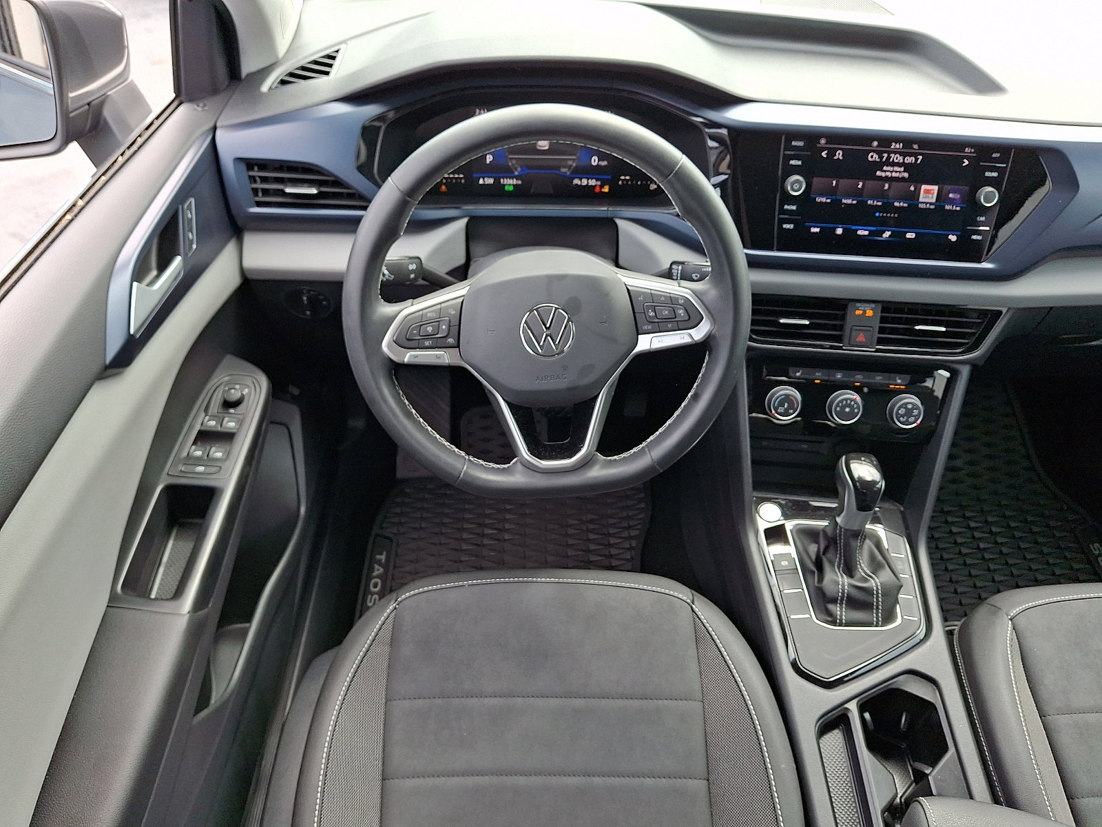 Used 2023 Volkswagen Taos SE w/ Black Wheel Package FWD image 11