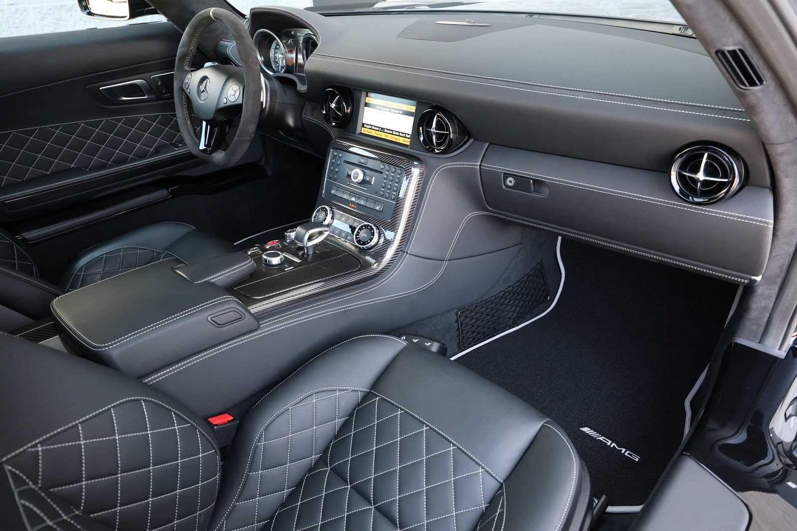 Used 2015 Mercedes-Benz SLS AMG GT Final Edition image 2