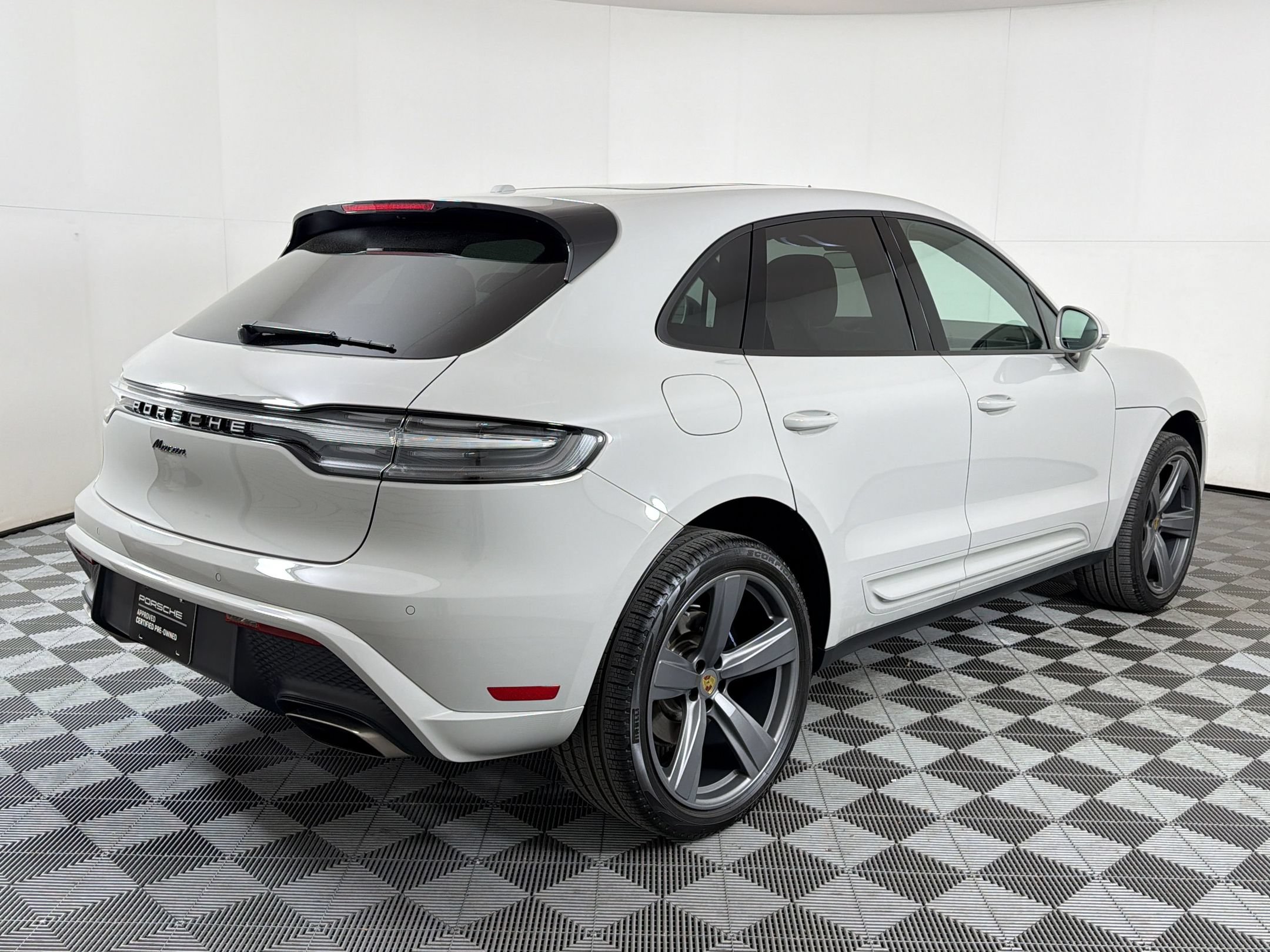 Certified 2025 Porsche Macan AWD/4WD image 10