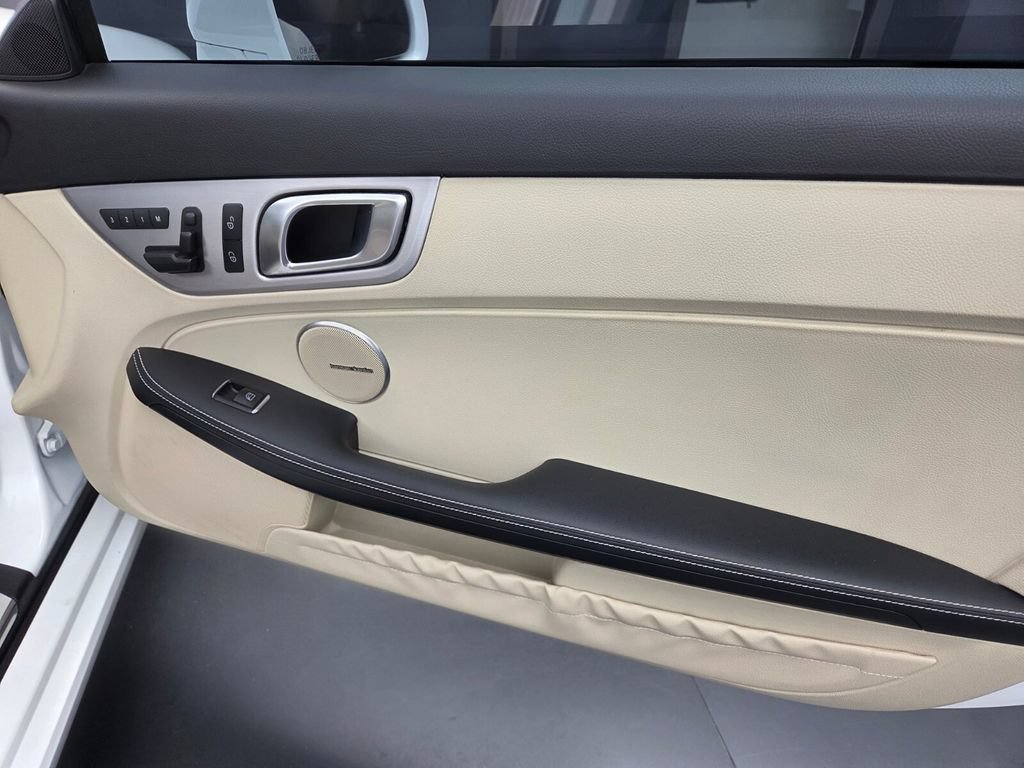 Used 2016 Mercedes-Benz SLK 300 image 18