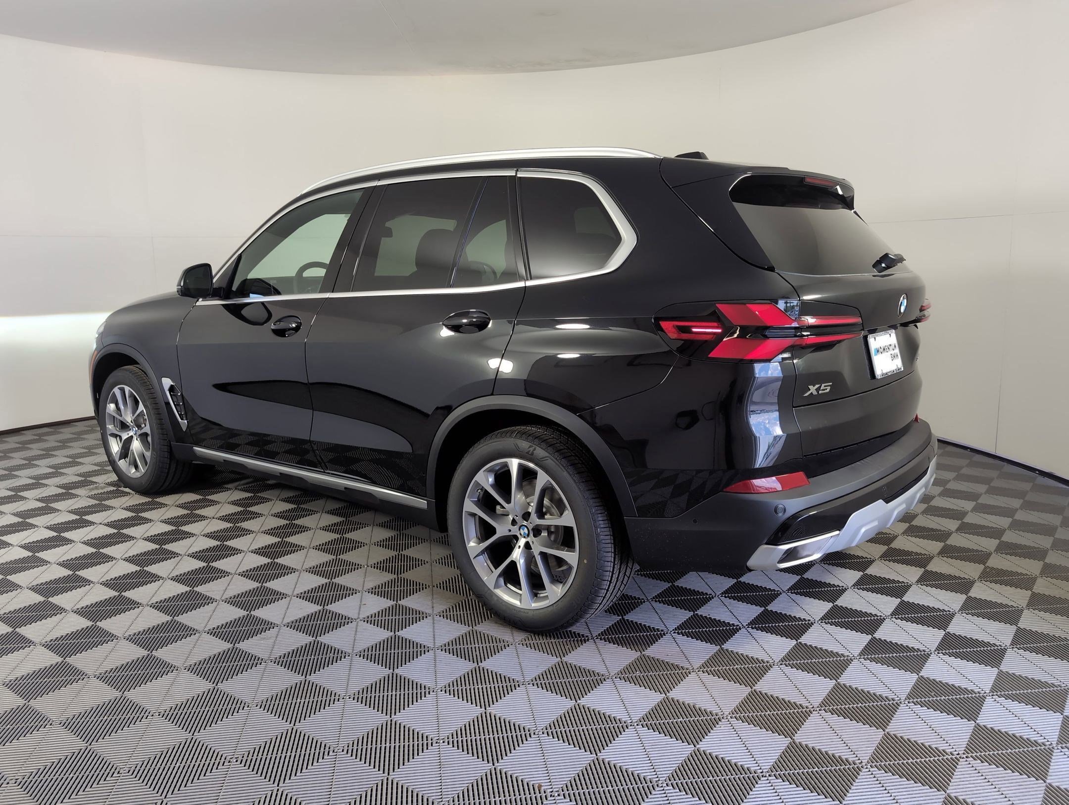 Used 2026 BMW X5 sDrive40i w/ Premium Package image 3