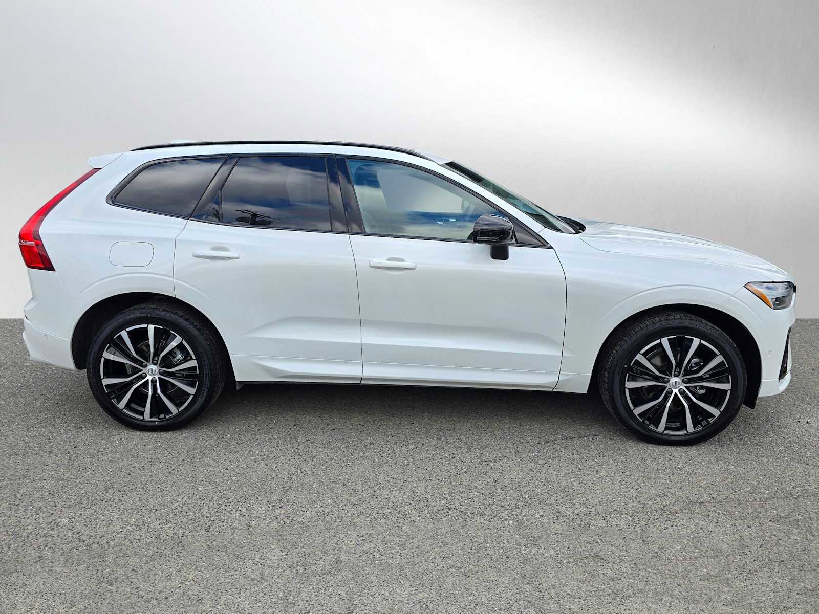 Certified 2025 Volvo XC60 B5 Plus image 2