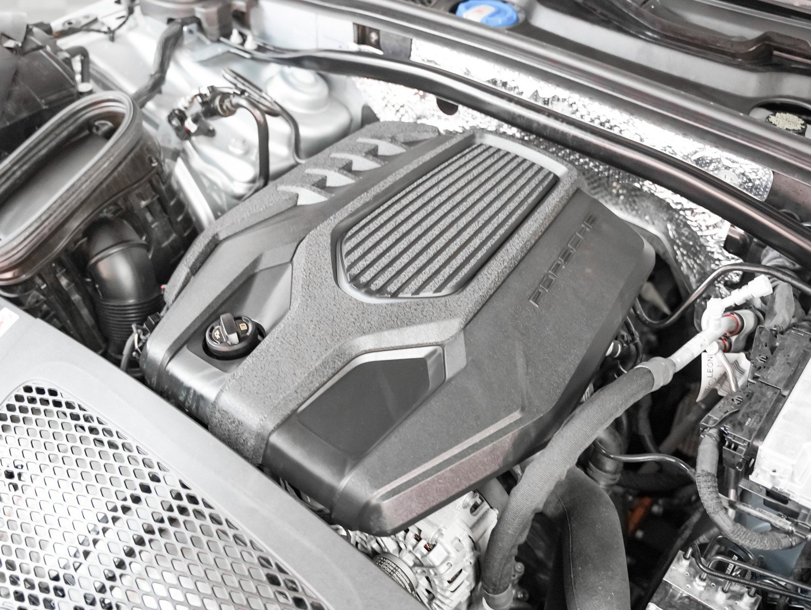 Certified 2025 Porsche Macan image 12