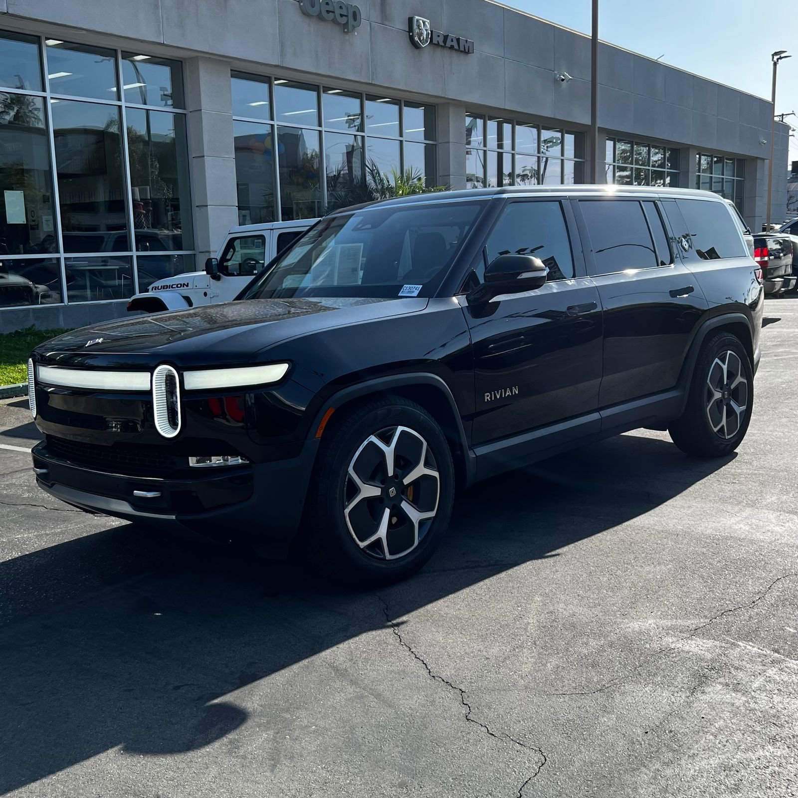 Used 2023 Rivian R1S Adventure AWD/4WD image 25