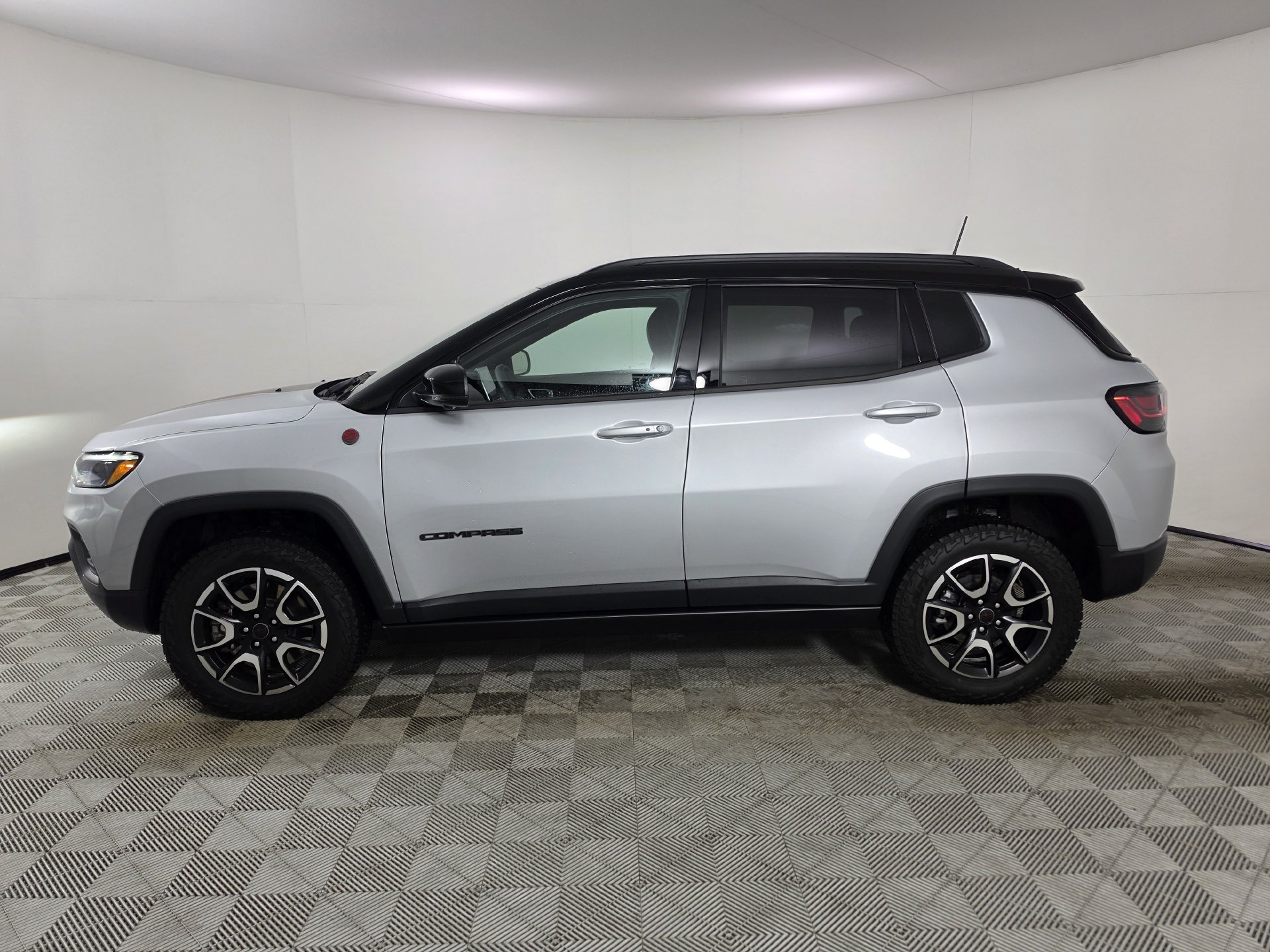 Used 2025 Jeep Compass Trailhawk w/ Trailhawk Elite Group AWD/4WD image 44