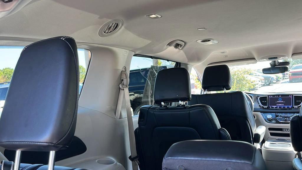 Used 2024 Chrysler Pacifica Touring-L image 41