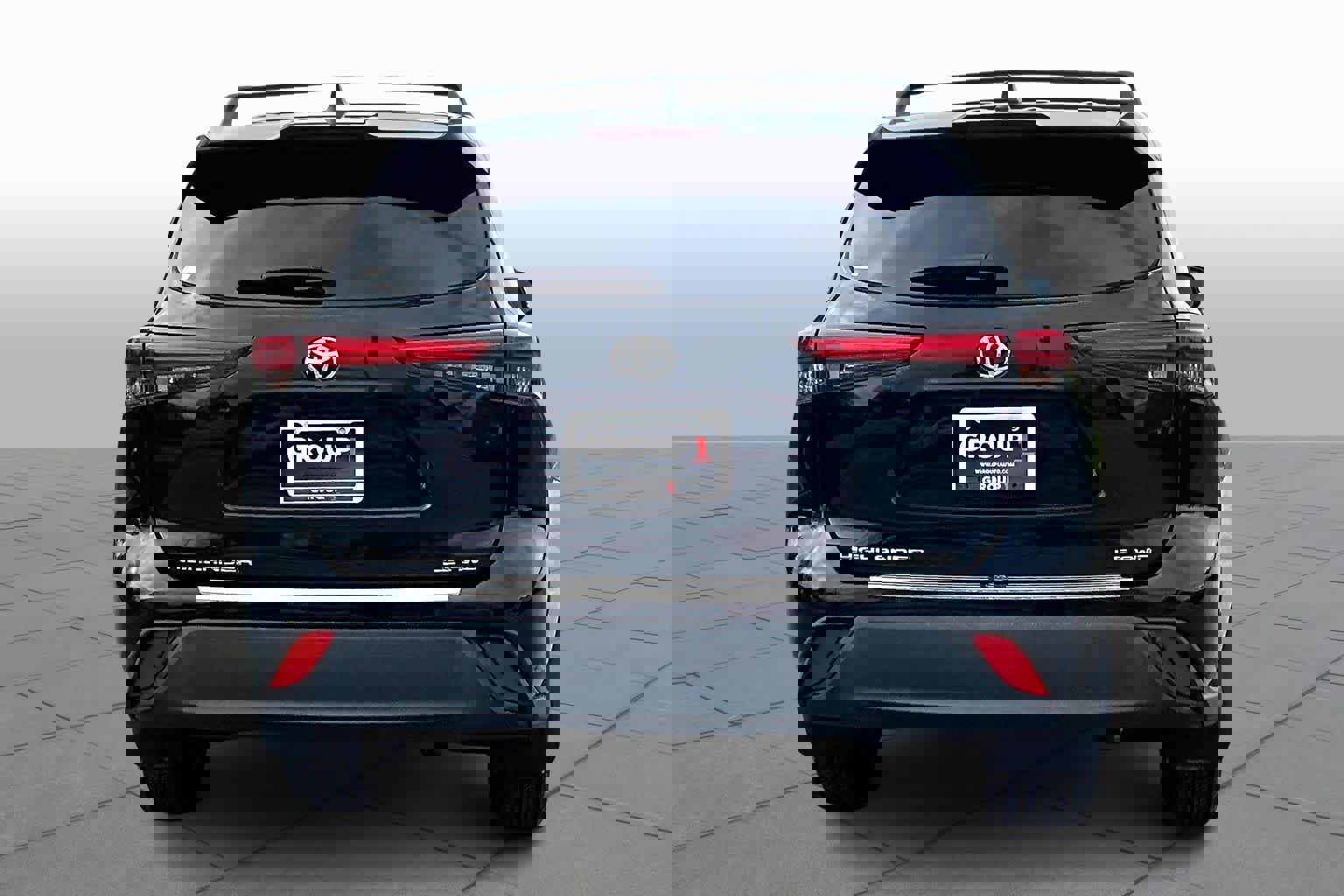 Used 2023 Toyota Highlander LE image 4