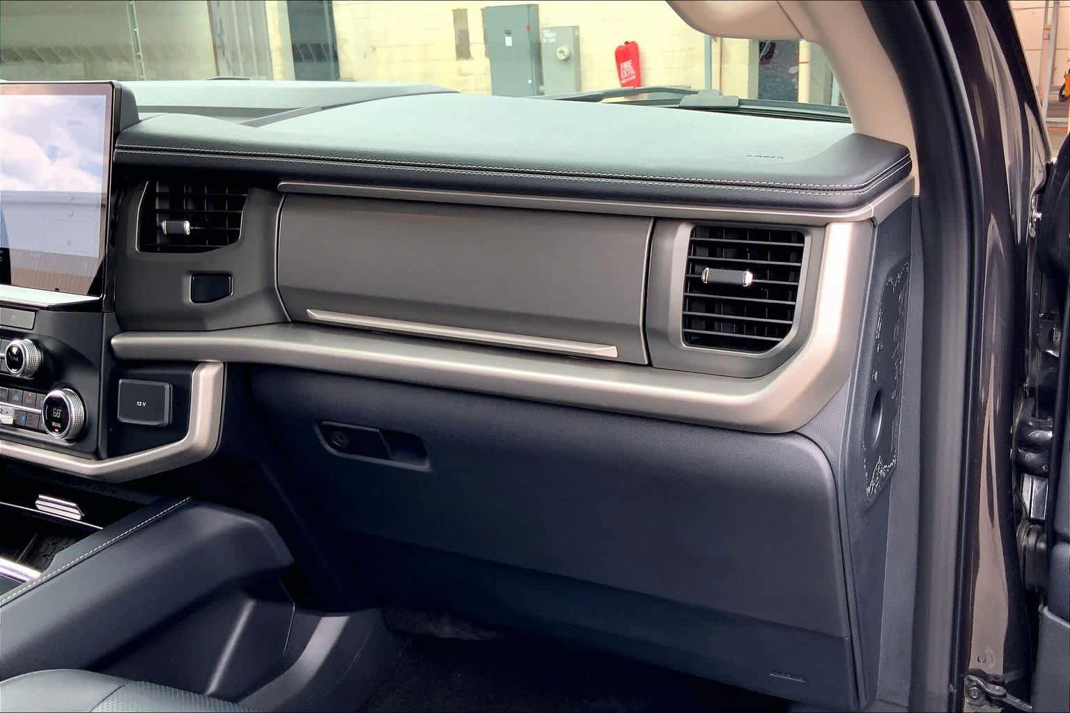 Used 2024 Ford Expedition XLT RWD image 18