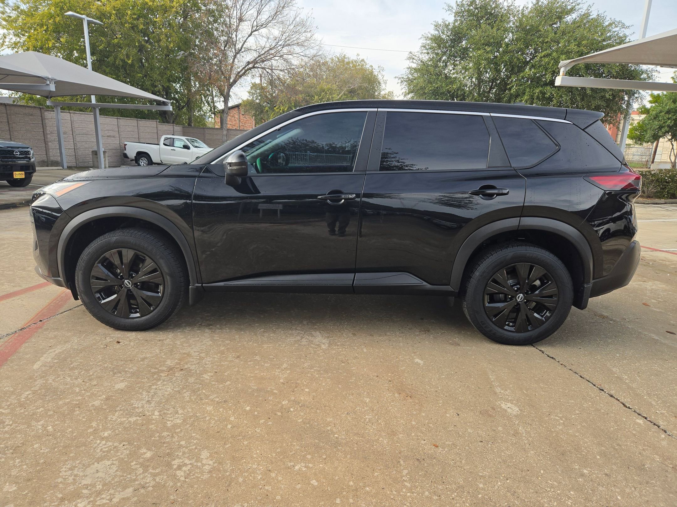 Used 2022 Nissan Rogue SV image 4