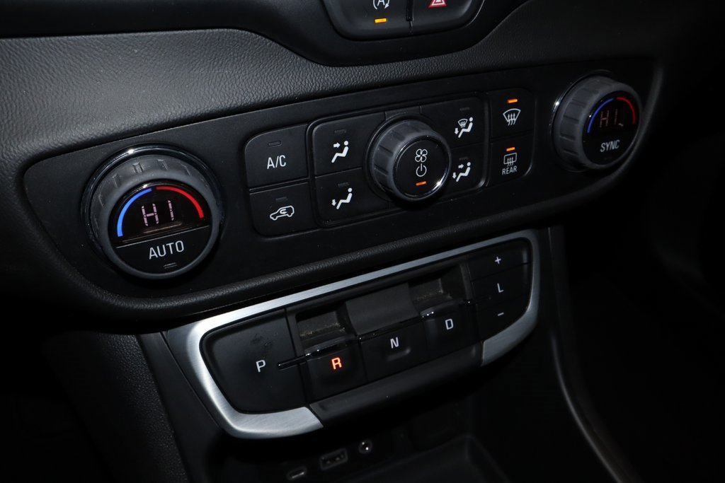 Used 2022 GMC Terrain SLT image 30