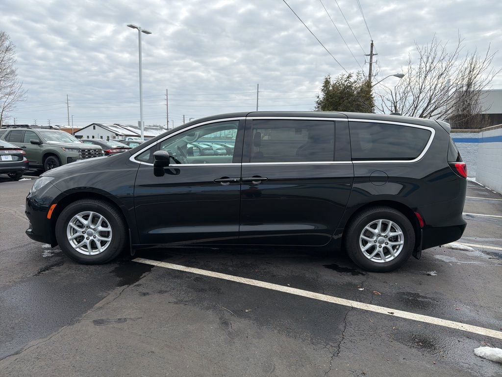 Used 2017 Chrysler Pacifica Touring image 2