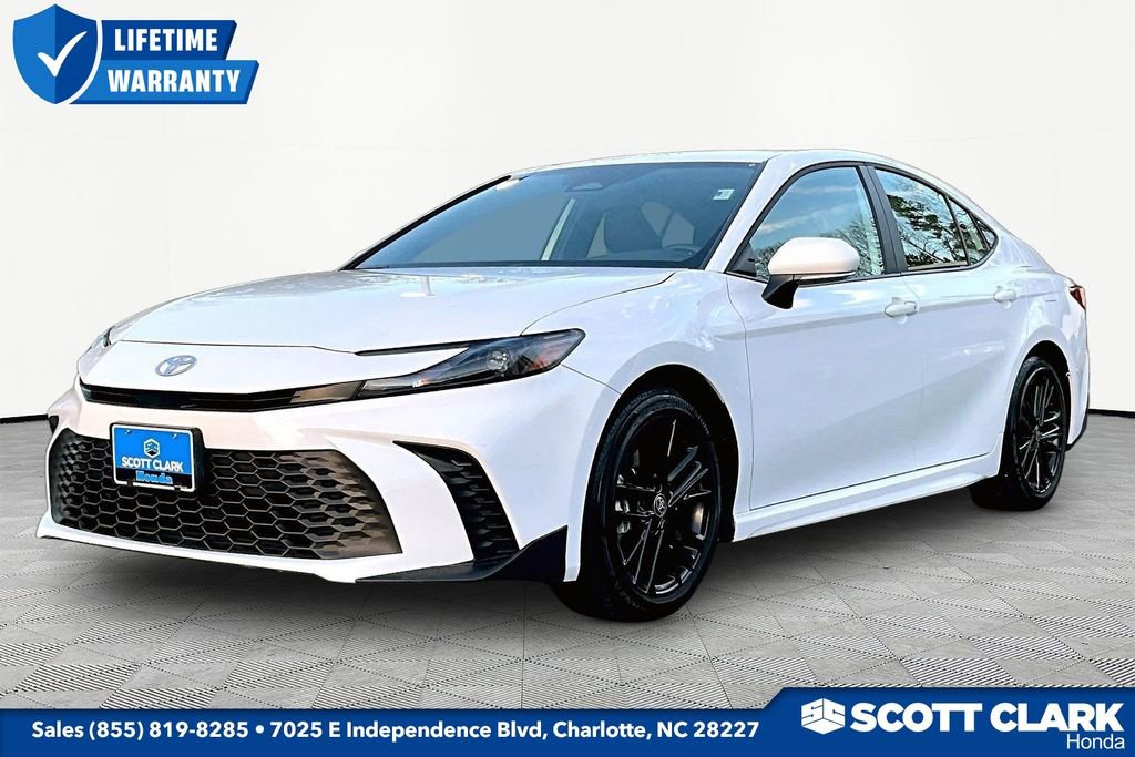 Used 2025 Toyota Camry SE image 3