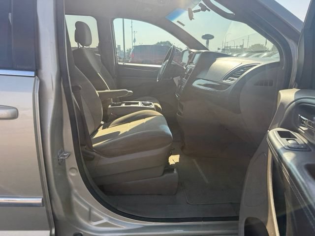 Used 2011 Chrysler Town & Country Touring w/ Entertainment Group #1 FWD image 12