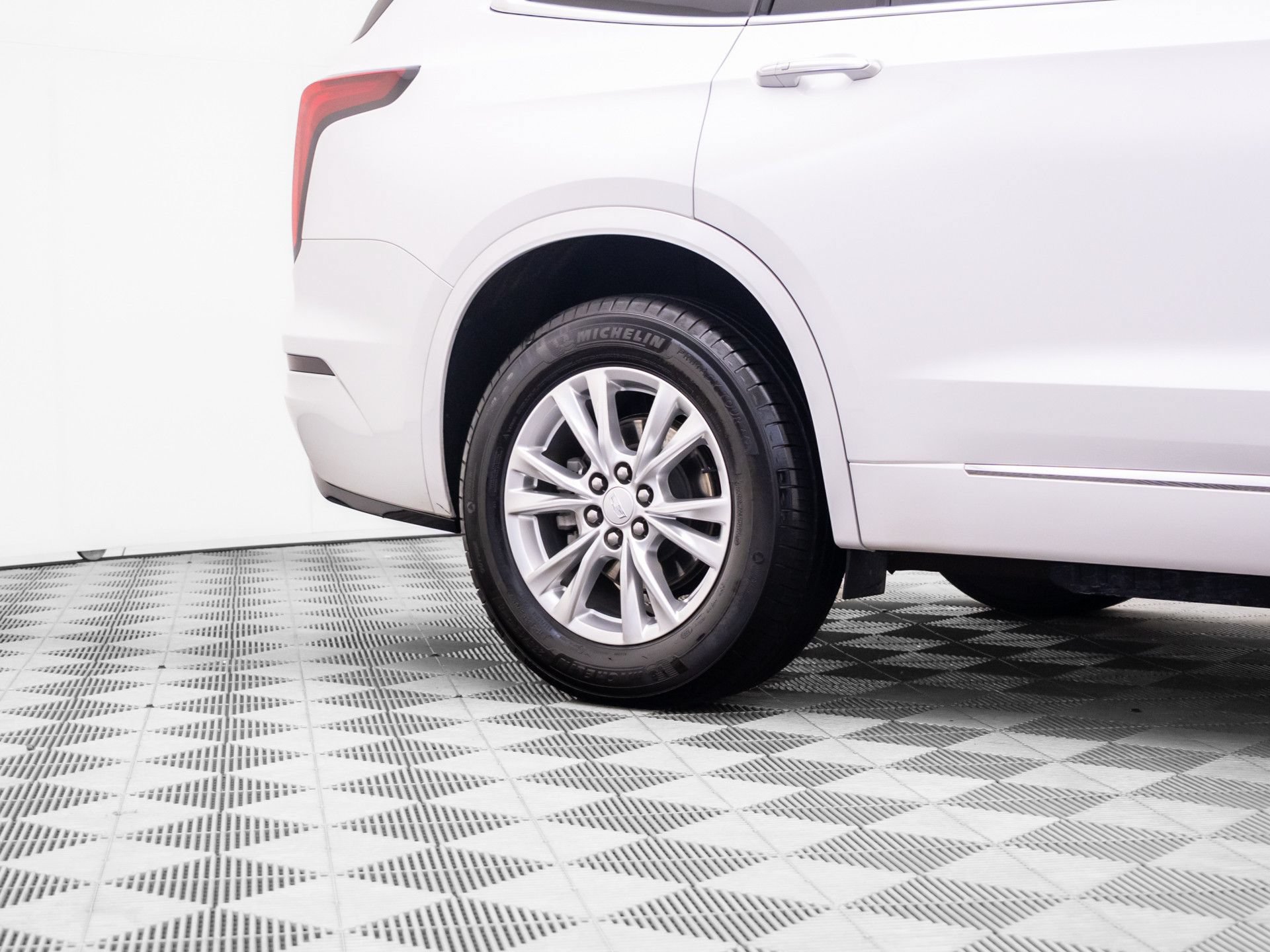 Used 2024 Cadillac XT6 Luxury w/ LPO, Floor Liner Package AWD/4WD image 39