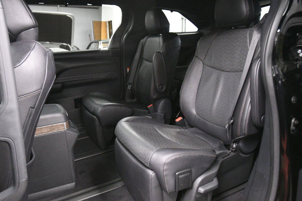 Used 2025 Toyota Sienna Platinum AWD/4WD image 22