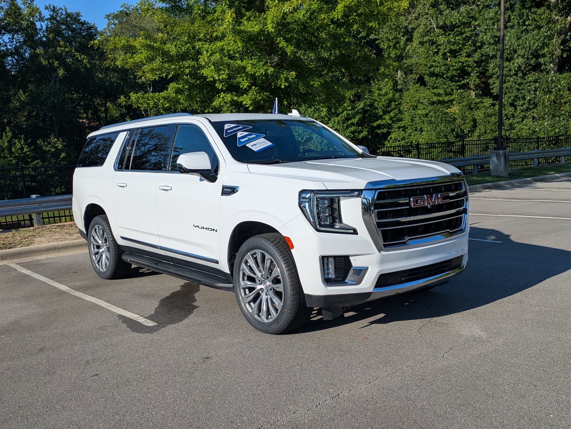 Used 2022 GMC Yukon XL SLT w/ SLT Luxury Package AWD/4WD image 1