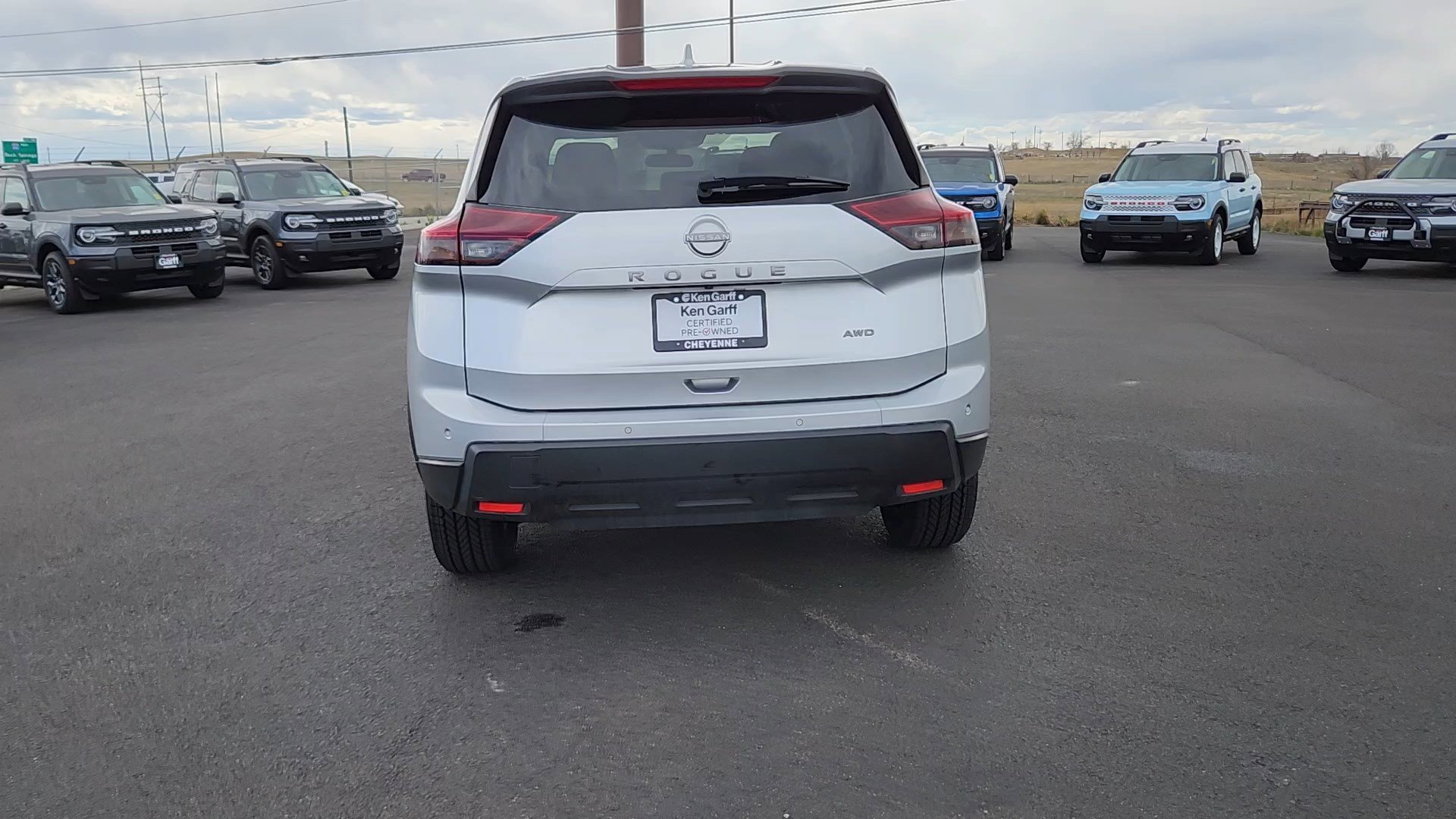 Used 2025 Nissan Rogue SV image 3