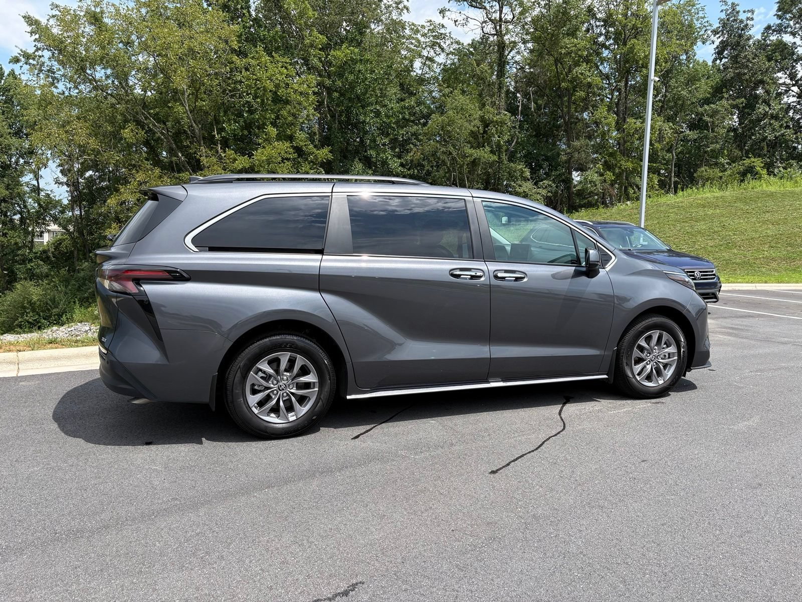 Used 2025 Toyota Sienna XLE FWD image 8