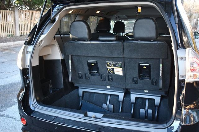 Used 2020 Toyota Sienna SE image 8