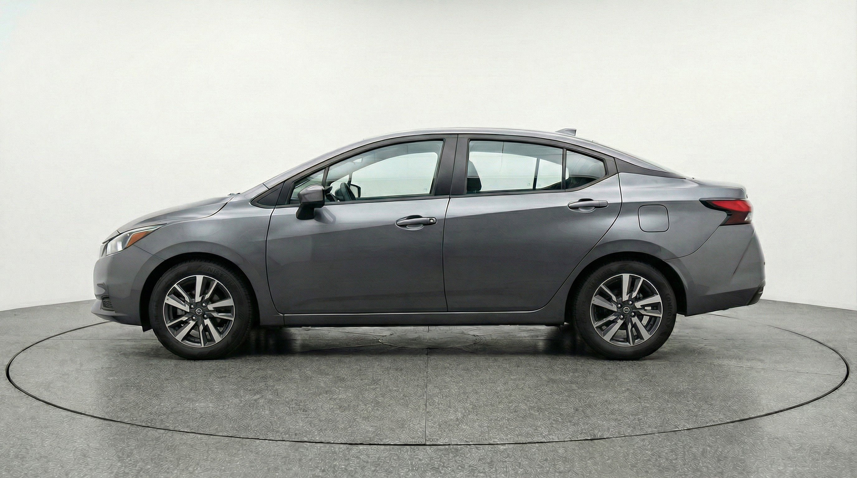 Used 2025 Nissan Versa SV image 5