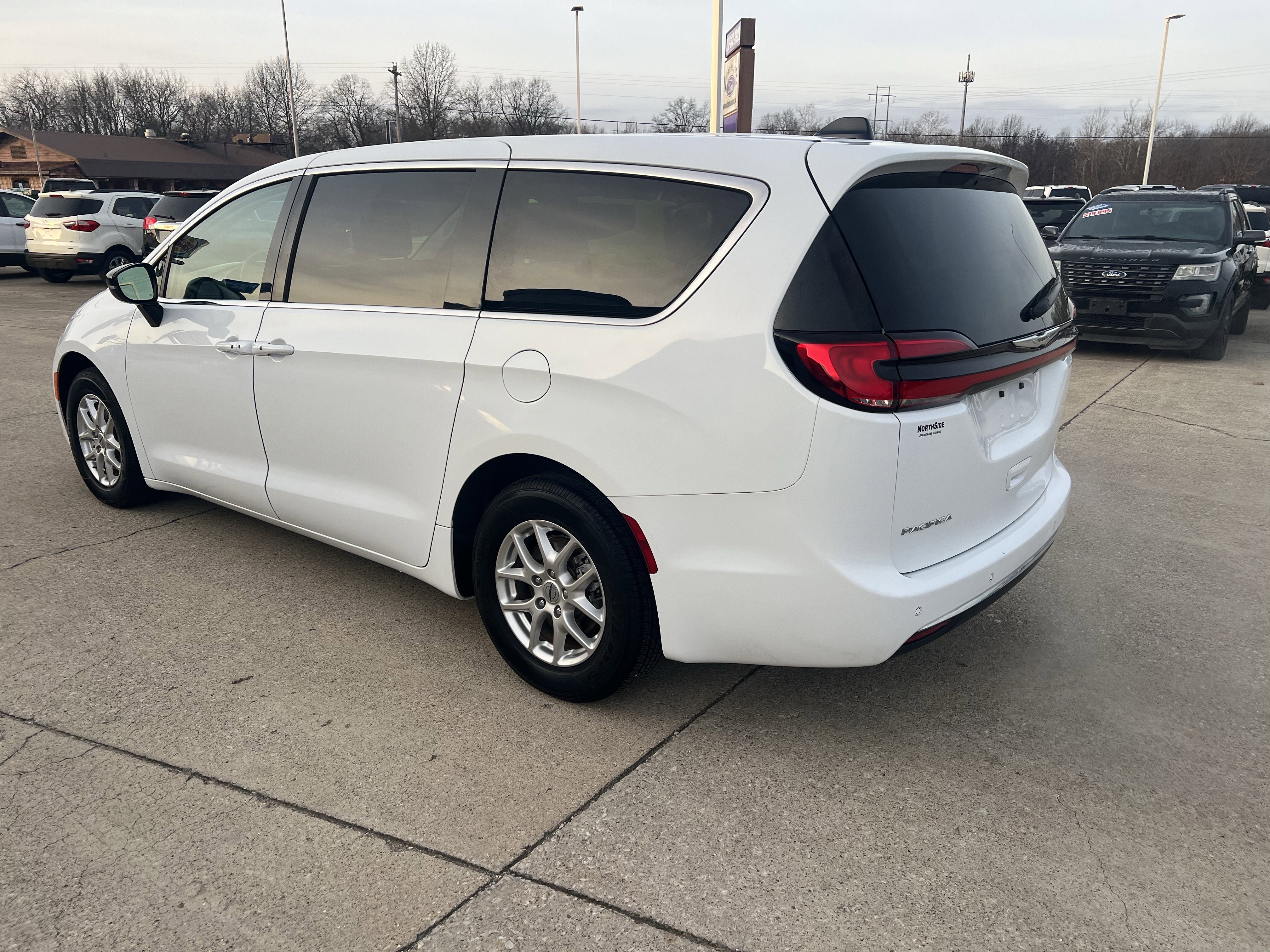 Used 2024 Chrysler Pacifica Touring-L image 4
