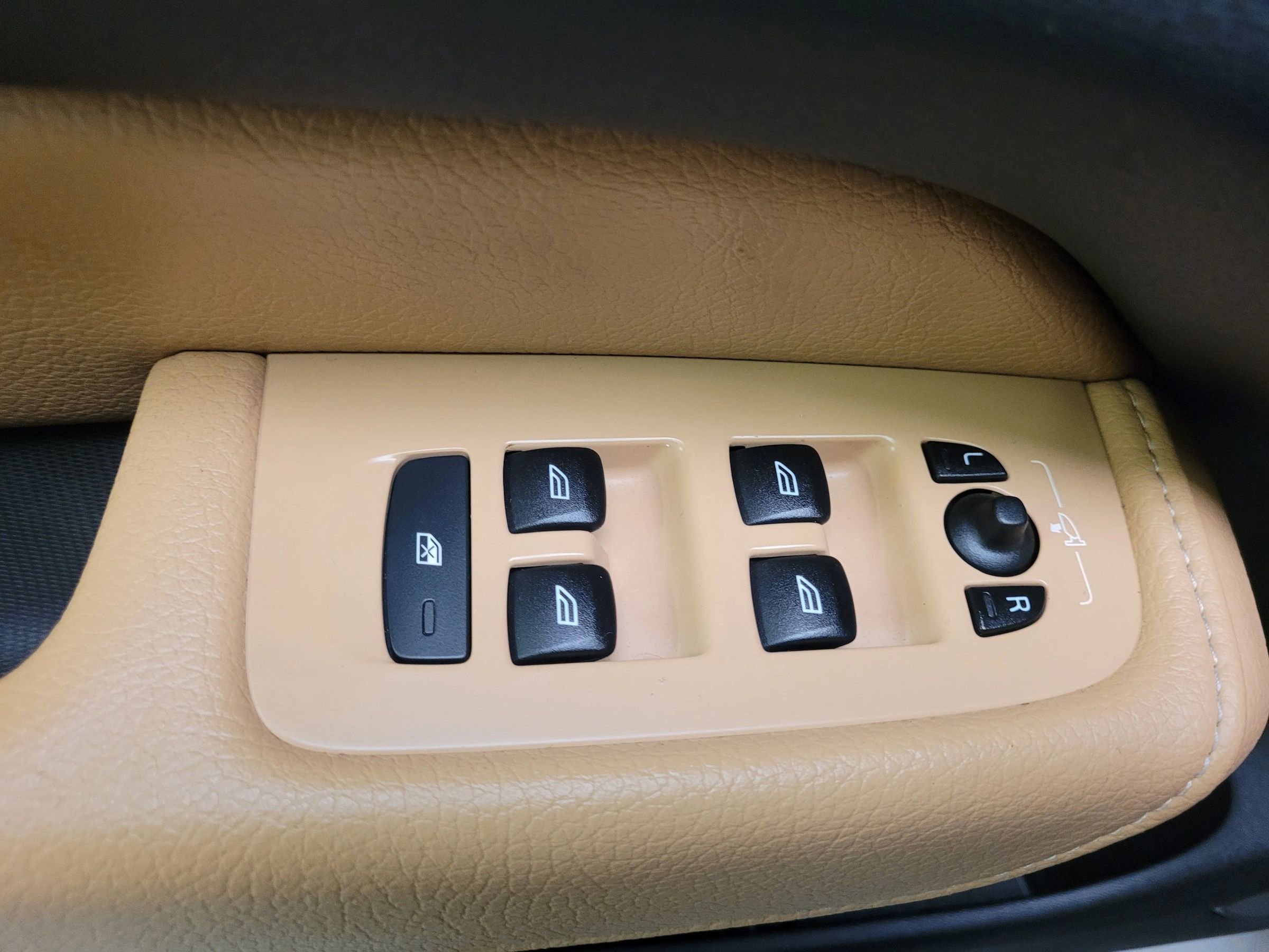 Used 2018 Volvo XC60 T5 Momentum w/ Vision Package image 16