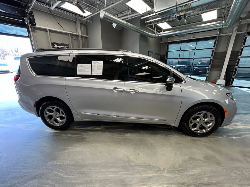 Used 2023 Chrysler Pacifica Limited image 27