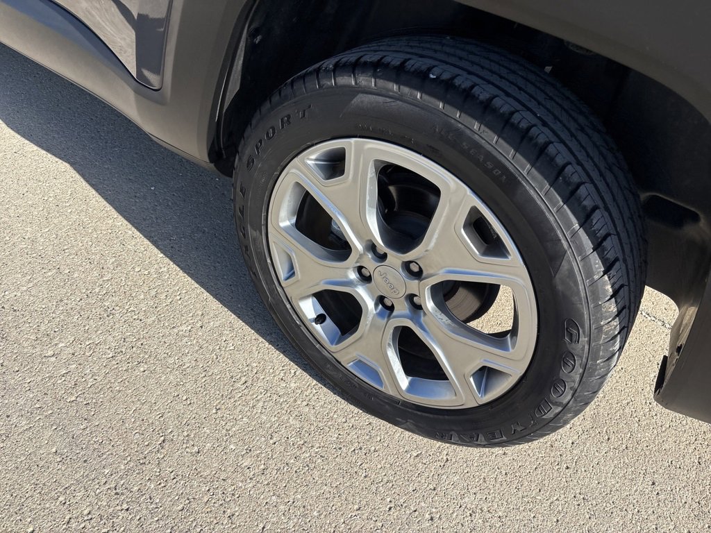 Used 2023 Jeep Renegade Limited image 7