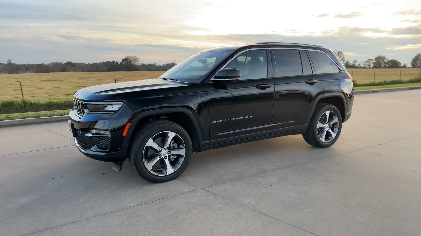 New 2023 Jeep Grand Cherokee 4WD 4xe w/ Luxury Tech Group II image 4