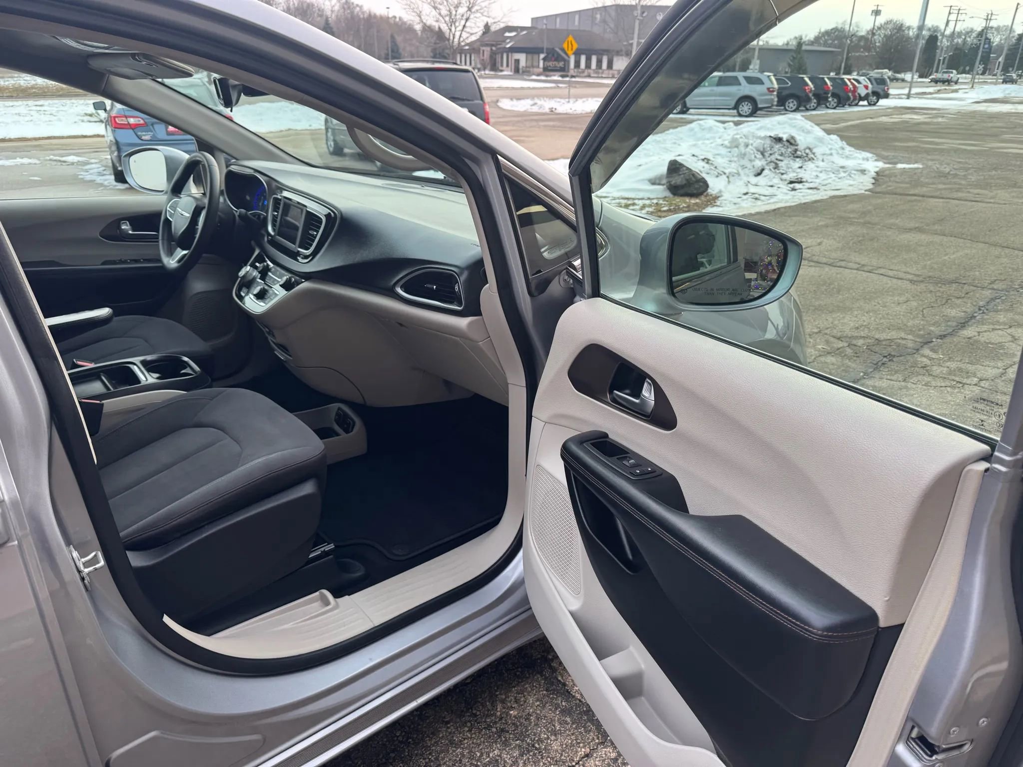 Used 2018 Chrysler Pacifica Touring Plus image 12