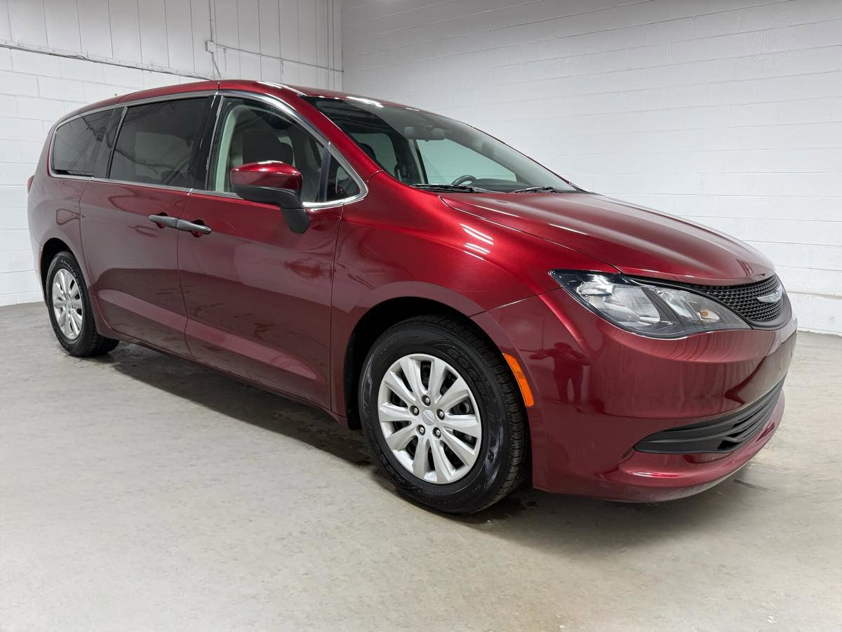 Used 2018 Chrysler Pacifica L image 3