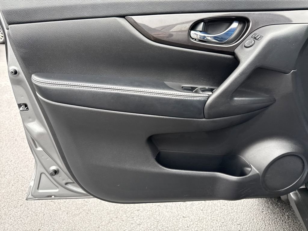 Used 2018 Nissan Rogue S image 12