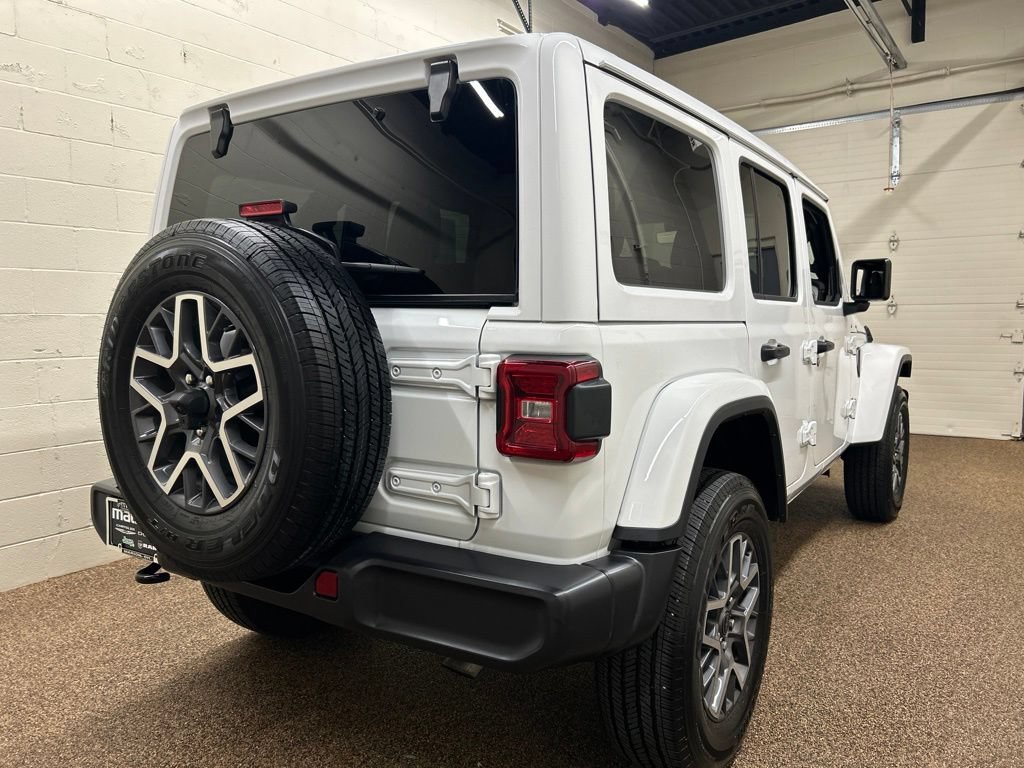 Used 2025 Jeep Wrangler Unlimited Sahara w/ Technology Group AWD/4WD image 2