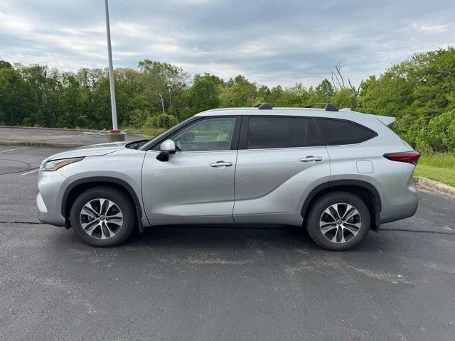 Used 2023 Toyota Highlander XLE AWD/4WD image 6