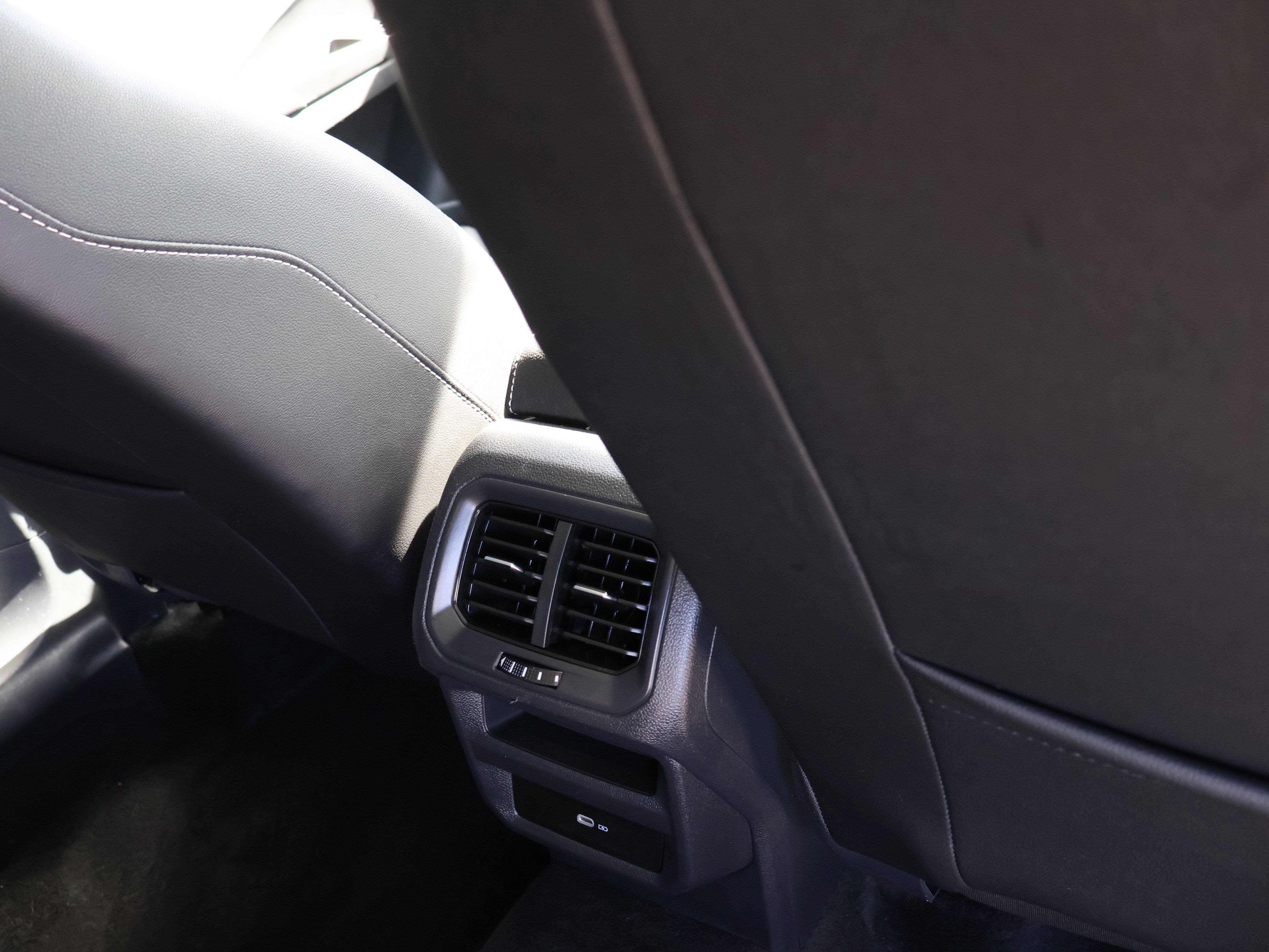 Used 2023 Volkswagen Taos SEL image 15