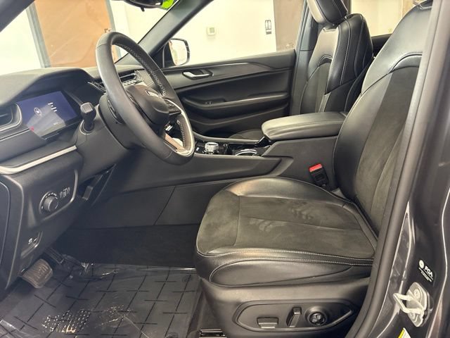 Used 2023 Jeep Grand Cherokee Altitude AWD/4WD image 16