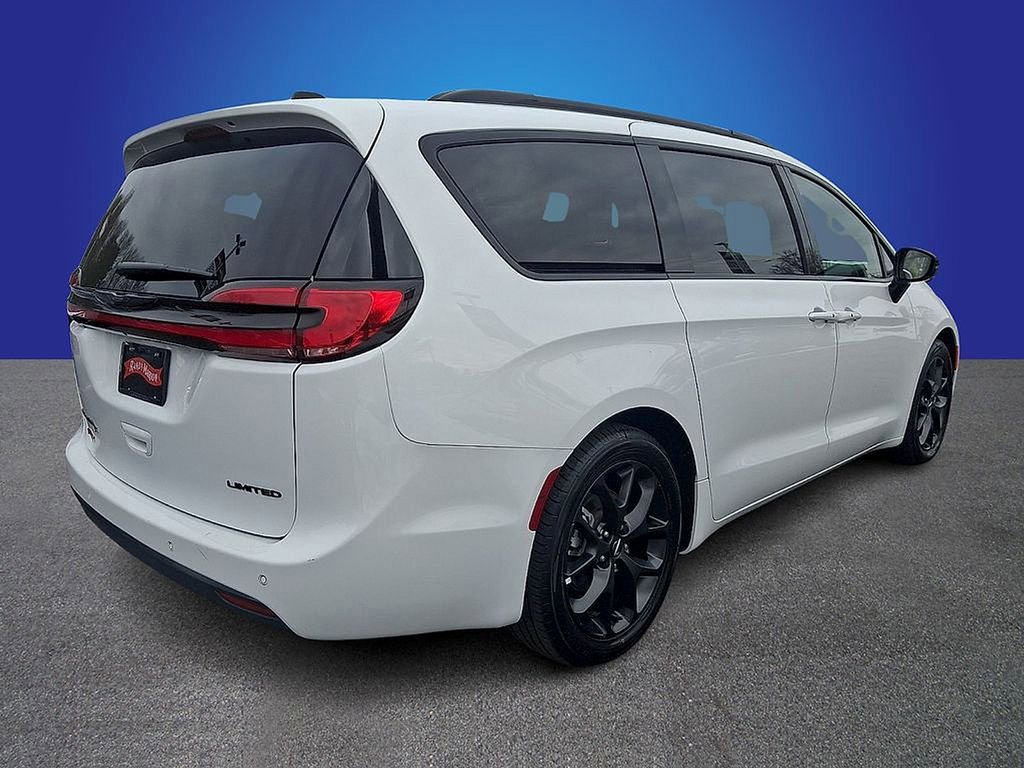 Used 2025 Chrysler Pacifica Limited FWD image 4