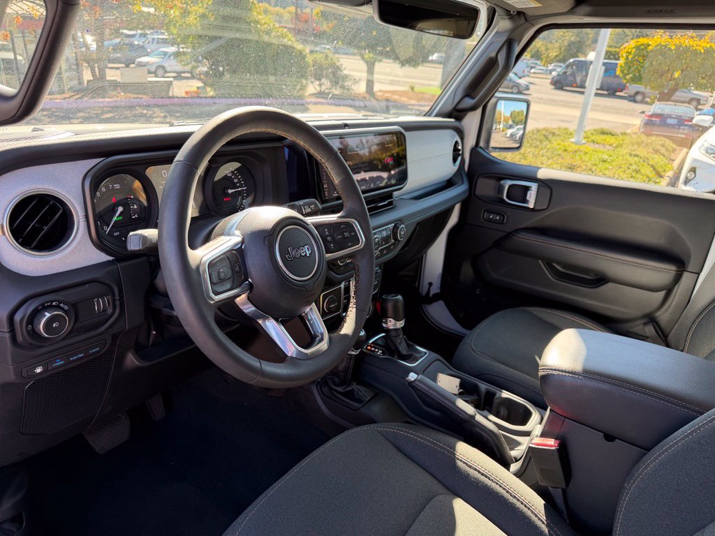 Used 2024 Jeep Wrangler Unlimited Sahara w/ Technology Group AWD/4WD image 16
