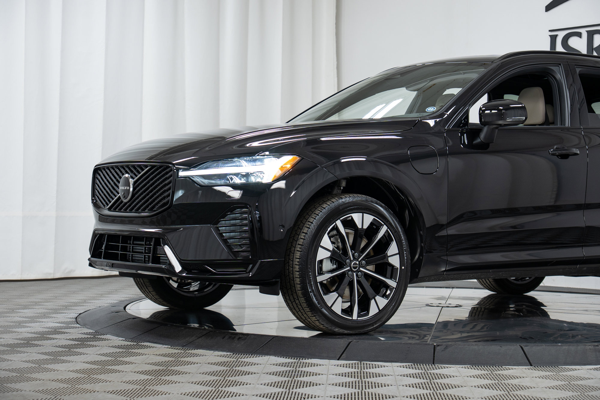 New 2026 Volvo XC60 T8 Plus w/ Protection Package Premier image 25