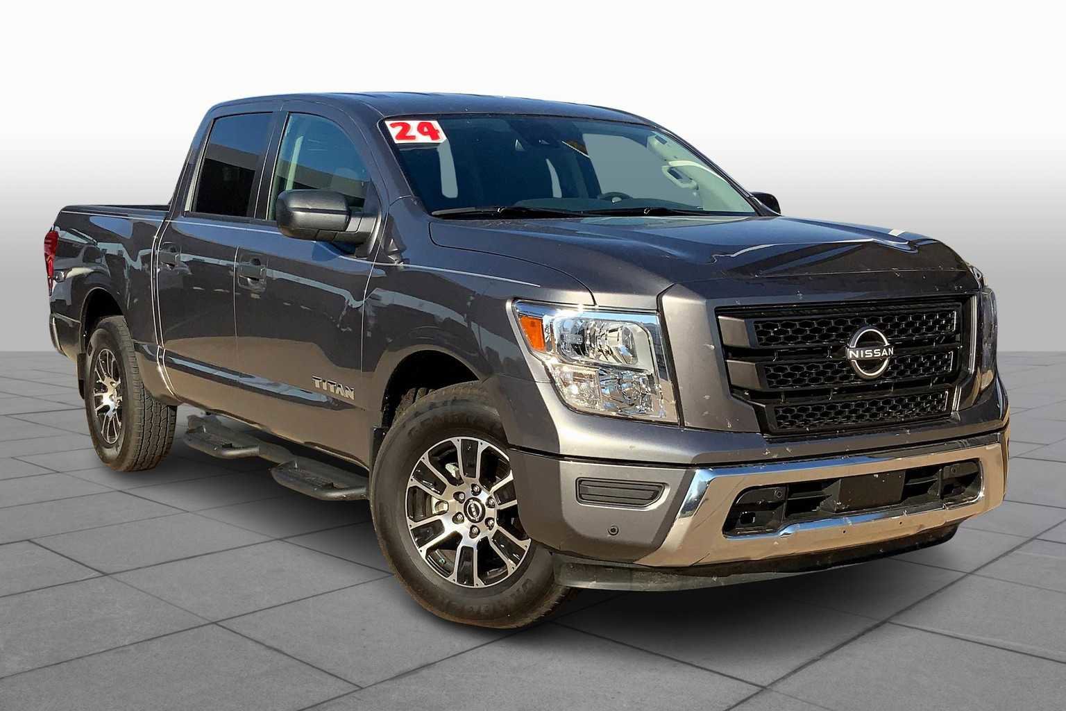 Used 2024 Nissan Titan SV w/ SV Convenience Package image 2