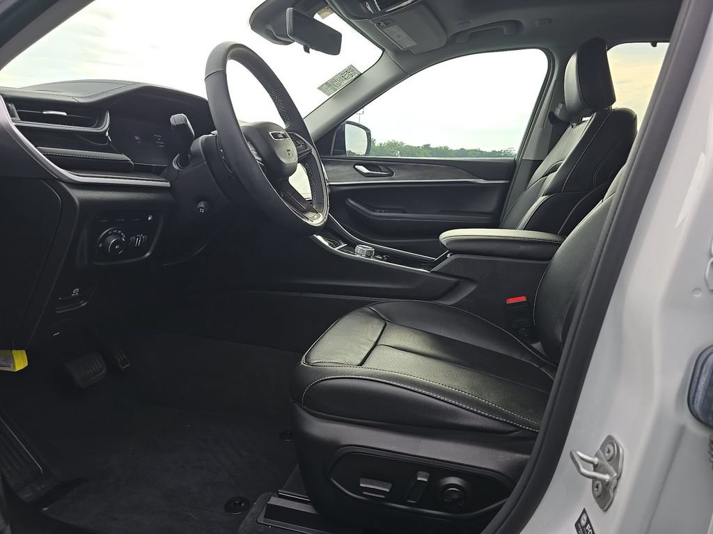Used 2022 Jeep Grand Cherokee Limited 4xe w/ Luxury Tech Group II AWD/4WD image 4