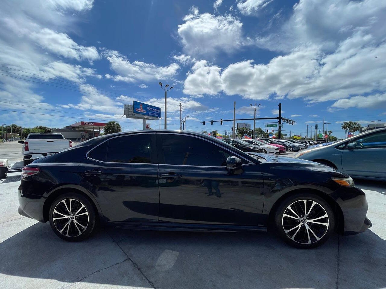 Used 2019 Toyota Camry SE w/ Convenience Package FWD image 3